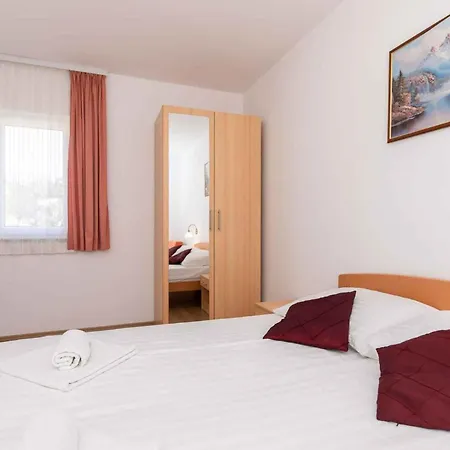 With Pool In Krk-insel Krk 43573 شقة